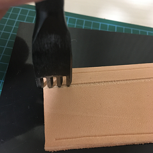 菱目打ちで縫い穴をあける1