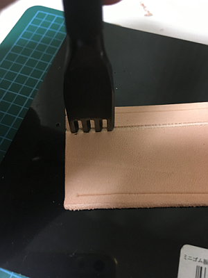 菱目打ちで縫い穴をあける2