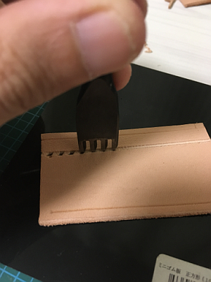 菱目打ちで縫い穴をあける3