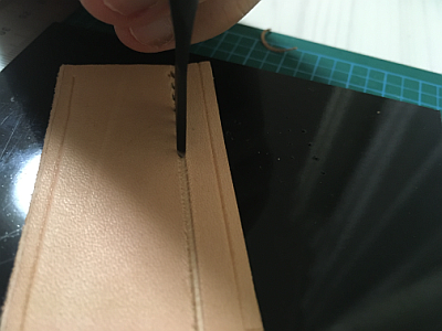 菱目打ちで縫い穴をあける4